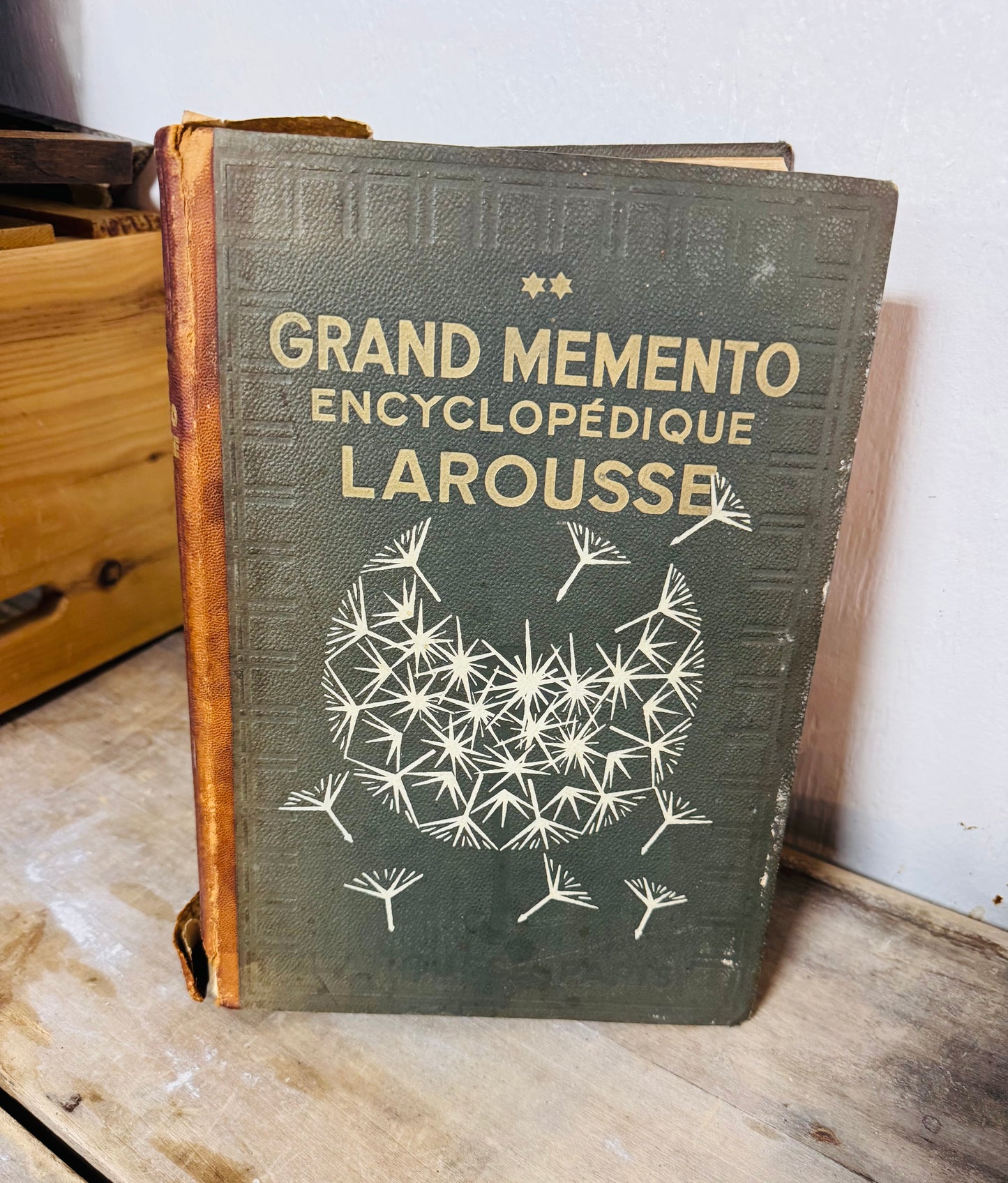 Vintage French Encyclopedia – "Grand Mémento Encyclopédique Larousse" Tome 2 | Mid-Century Scientific Reference Book