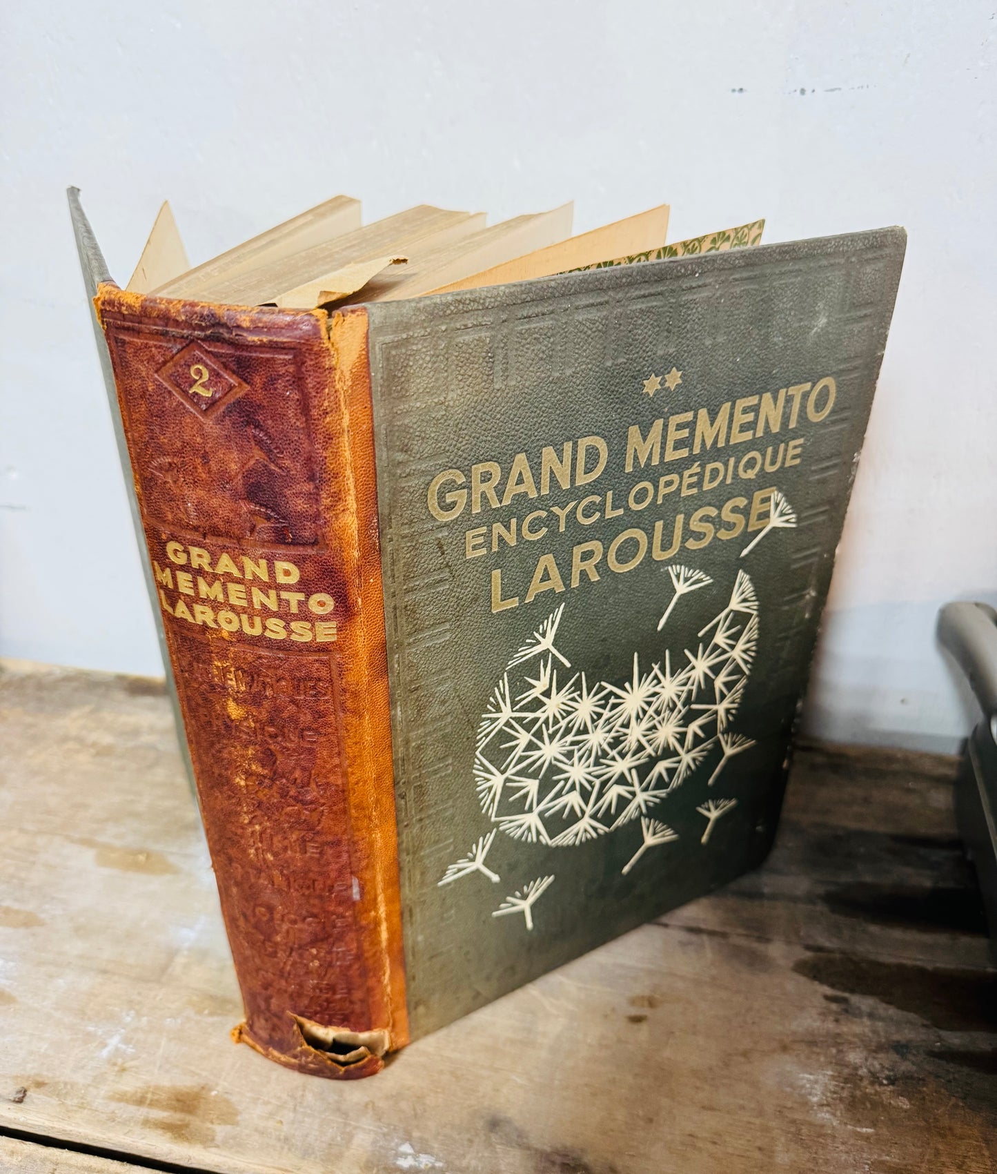 Vintage French Encyclopedia – "Grand Mémento Encyclopédique Larousse" Tome 2 | Mid-Century Scientific Reference Book