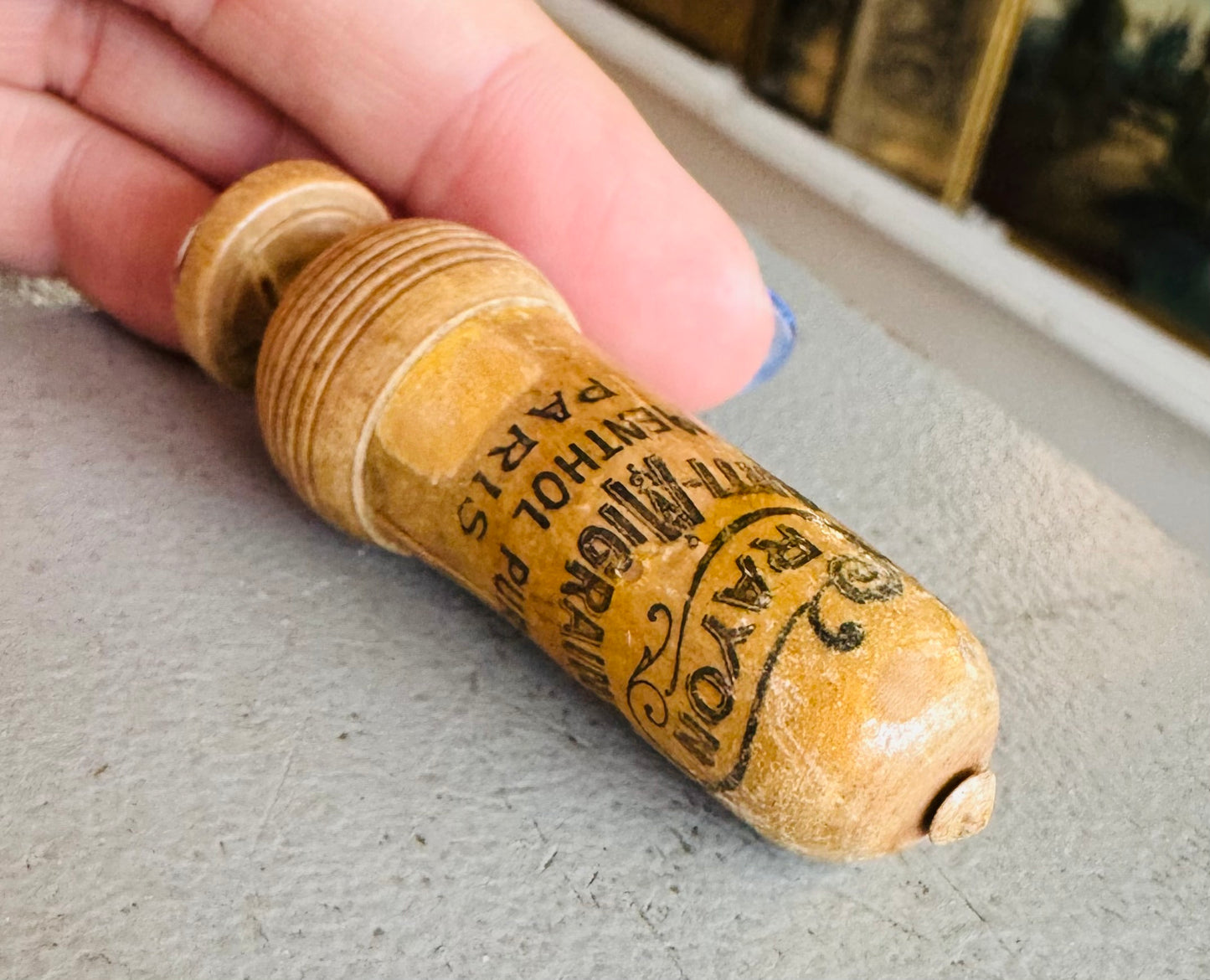 “Crayon Anti-Migraine au Menthol Paris” Wooden Stick / Holder