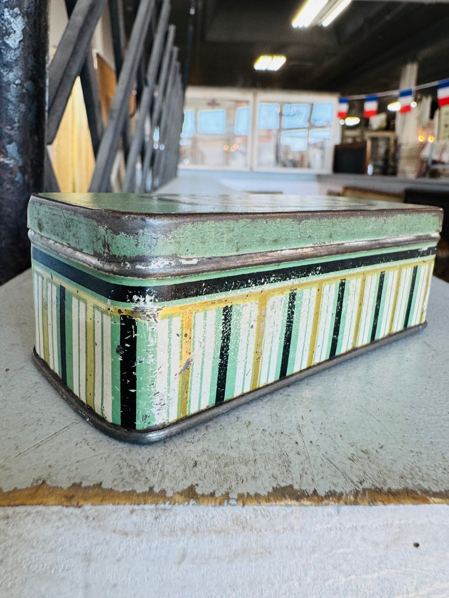 Vintage French Pastilles de Vichy Tin